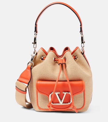 Locò Small raffia-effect bucket bag | Valentino Garavani