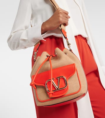 Locò Small raffia-effect bucket bag | Valentino Garavani