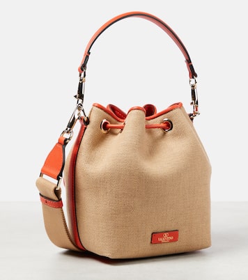 Locò Small raffia-effect bucket bag | Valentino Garavani