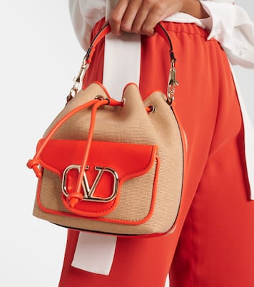Locò Small raffia-effect bucket bag | Valentino Garavani