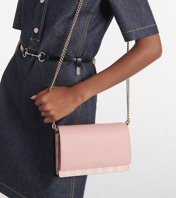 Cartera con cadena GG Emblem con piel | Gucci