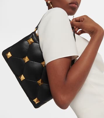 Pochette Roman Stud en cuir matelassé | Valentino Garavani