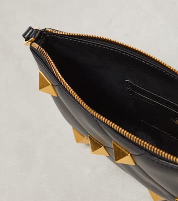 Pochette Roman Stud en cuir matelassé | Valentino Garavani