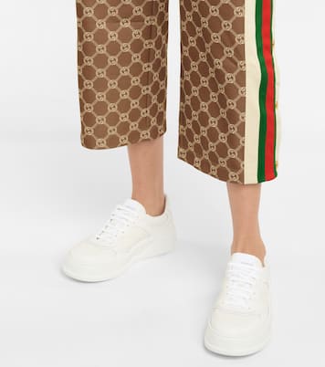 Baskets GG en cuir embossé | Gucci