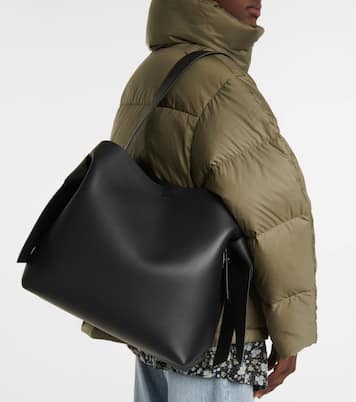 Schultertasche Musubi Midi aus Leder | Acne Studios