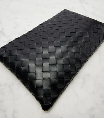 Intrecciato Medium leather pouch | Bottega Veneta
