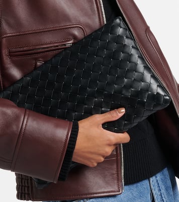 Intrecciato Medium leather pouch | Bottega Veneta