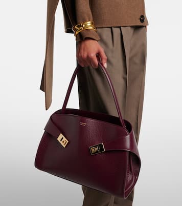 Hug Medium leather shoulder bag | Ferragamo