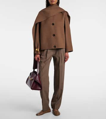 Hug Medium leather shoulder bag | Ferragamo