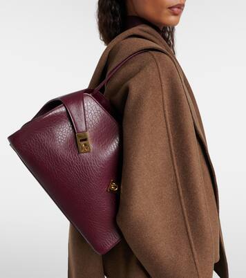 Hug Medium leather shoulder bag | Ferragamo