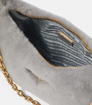 Schultertasche Re-Edition 2005 aus Shearling | Prada