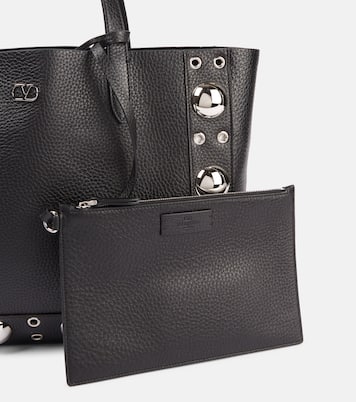 Cabas Nellcôte Medium en cuir à clous | Valentino Garavani