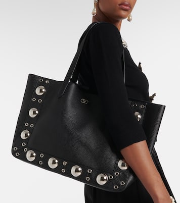 Cabas Nellcôte Medium en cuir à clous | Valentino Garavani