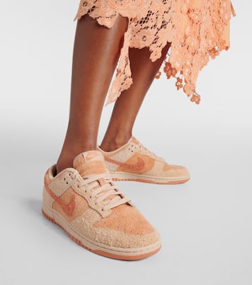 Sneakers Dunk Low in suede | Nike