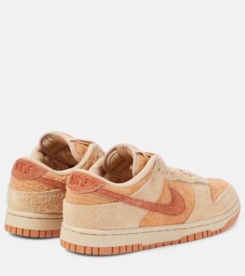 Sneakers Dunk Low in suede | Nike