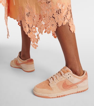 Sneakers Dunk Low in suede | Nike