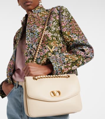 Djuna Medium leather shoulder bag | Valentino Garavani