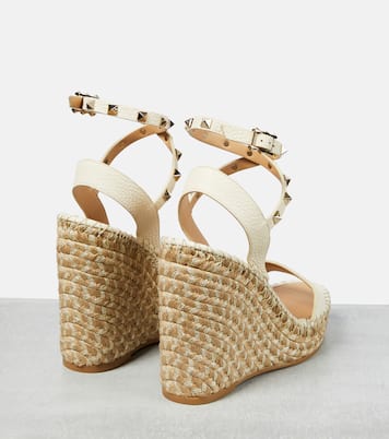 Sandalias Rockstud de piel con cuña | Valentino Garavani