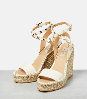 Sandalias Rockstud de piel con cuña | Valentino Garavani