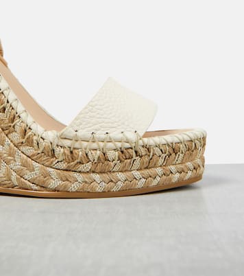 Sandalias Rockstud de piel con cuña | Valentino Garavani
