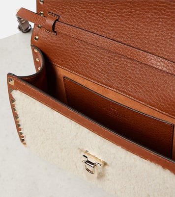 Borsa a tracolla Rockstud Small im shearling | Valentino Garavani