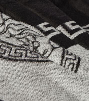 Greca Key and Medusa blanket | Versace Home