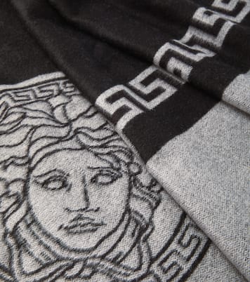 Greca Key and Medusa blanket | Versace Home