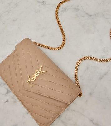 Portemonnaie mit Kettenriemen Cassandre Envelope | Saint Laurent
