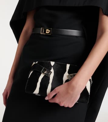 Bedruckte Clutch Hug aus Kalbshaar | Ferragamo