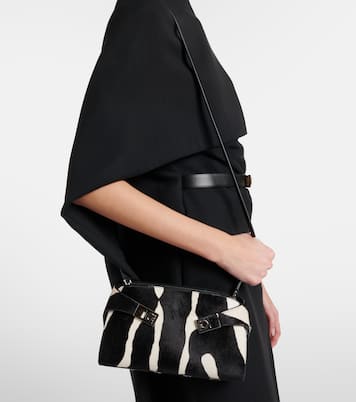Bedruckte Clutch Hug aus Kalbshaar | Ferragamo