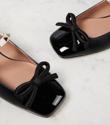 Mary-Jane-Ballerinas Rockstud Bow mit Lackleder | Valentino Garavani