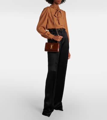 Portafoglio Kate Small in vernice con tracolla | Saint Laurent