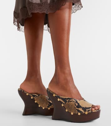 Mules compensées en cuir embossé | Magda Butrym