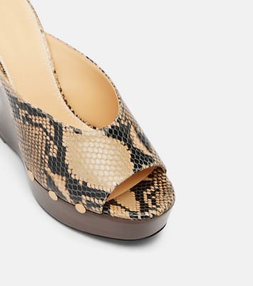 Mules compensées en cuir embossé | Magda Butrym